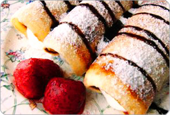 Блины с сырным кремом и клубникой